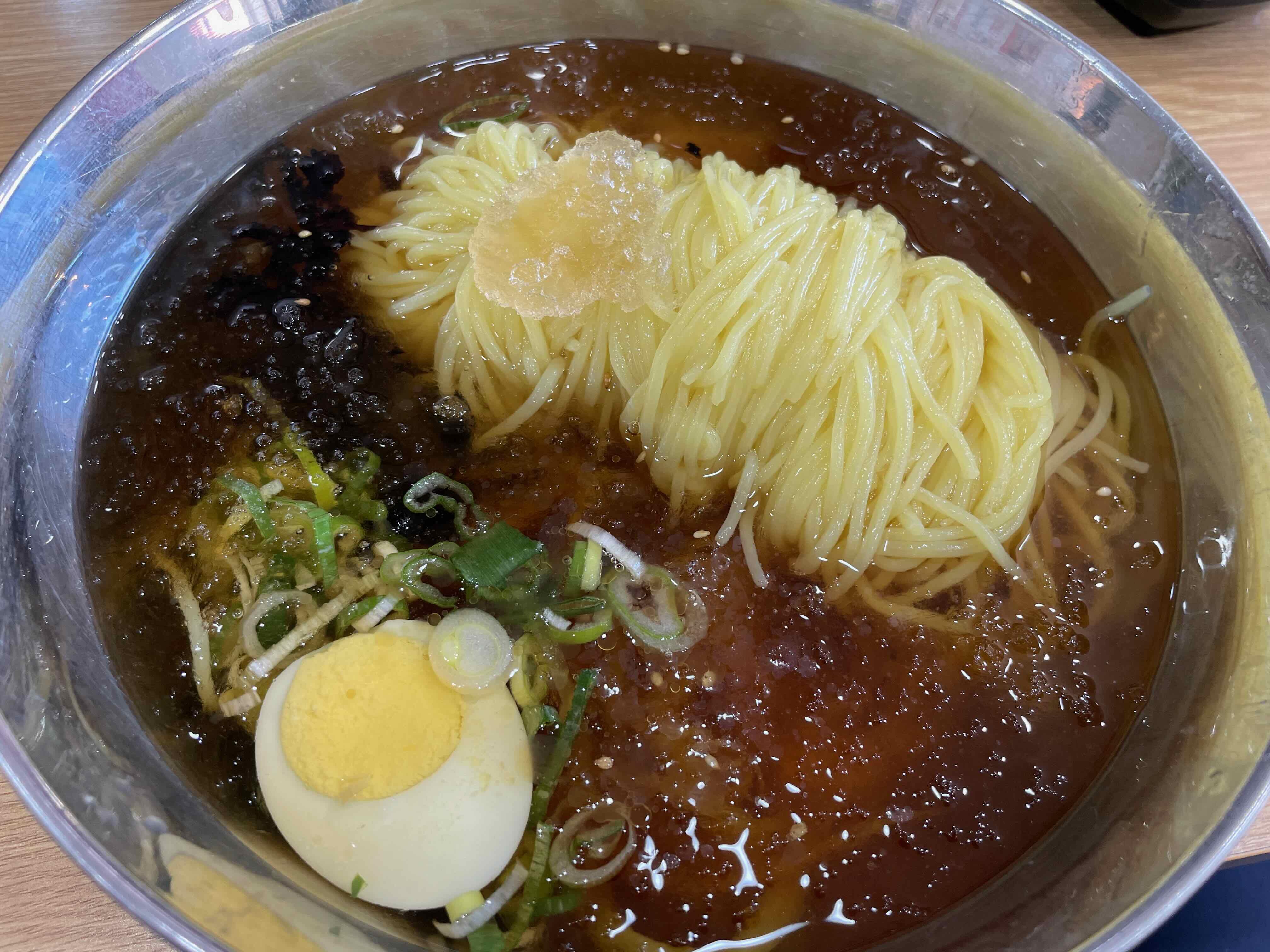 그릇에 담긴 냉우동 모습