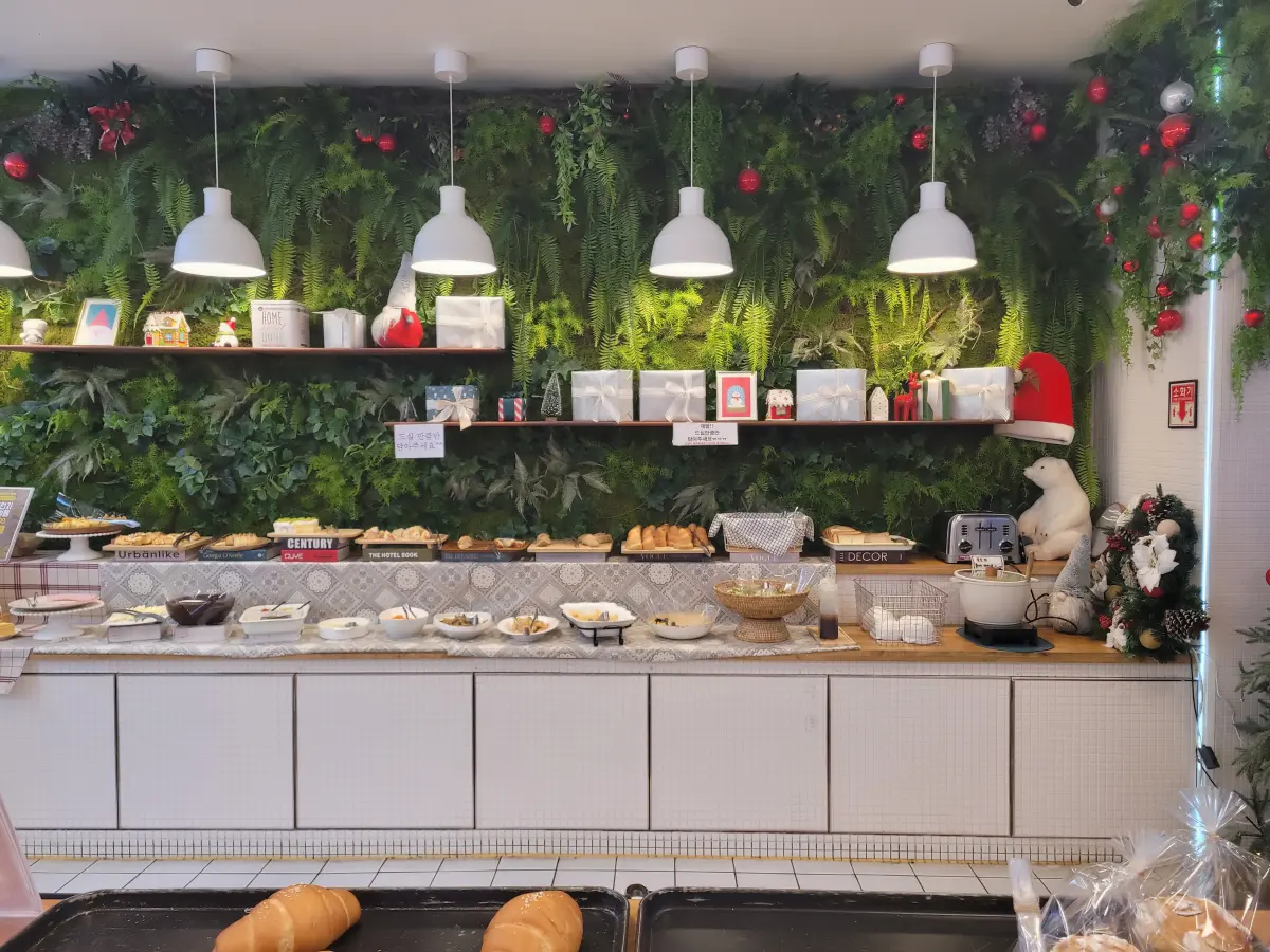 크리스마스-분위기-매장-인테리어-샐러드바-빵뷔페-브런치