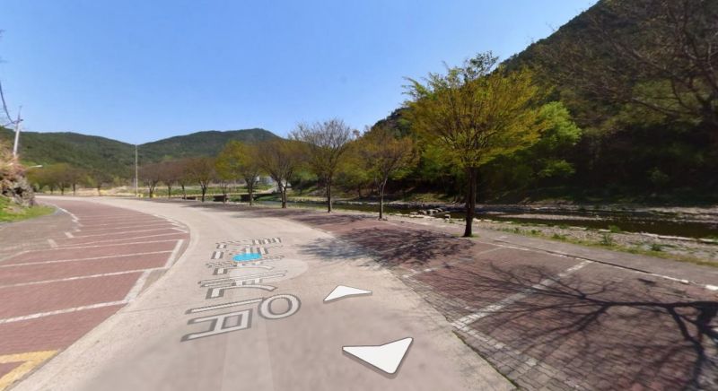 빙계계곡 주찾장 빨간색 보도로 되어있음