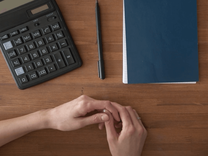 계산기-노트-펜-손