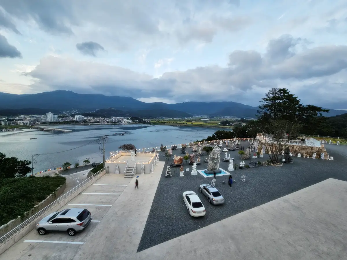 거제도-엄마의바다-카페-외부전경-외부주차장