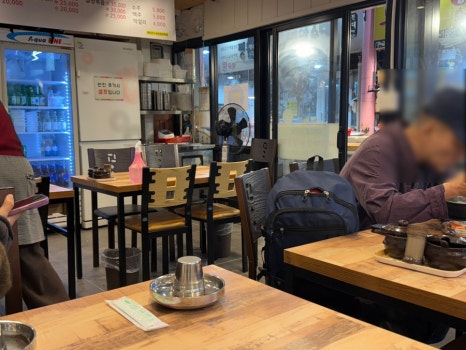 용인 중앙시장 시장순대 내부 전경&amp;#44; 혼밥 손님과 유튜브를 보고 방문한 손님들이 많은 순대집 분위기