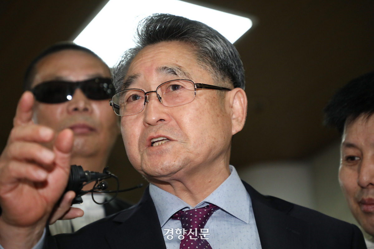 안경과 정장 차림으로 취재진의 질문을 받는 지만원