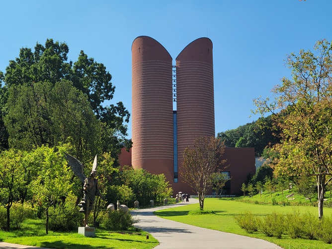 수원교구 화성시 "로사리오의 남양 성모 천주교 성지" 성모 마리아 대성당 사진입니다. 진짜 아름다운 성당입니다. 마리오 보타의 설계 작품입니다. 2025년 8월 10일 날씨는 매우 맑았습니다.