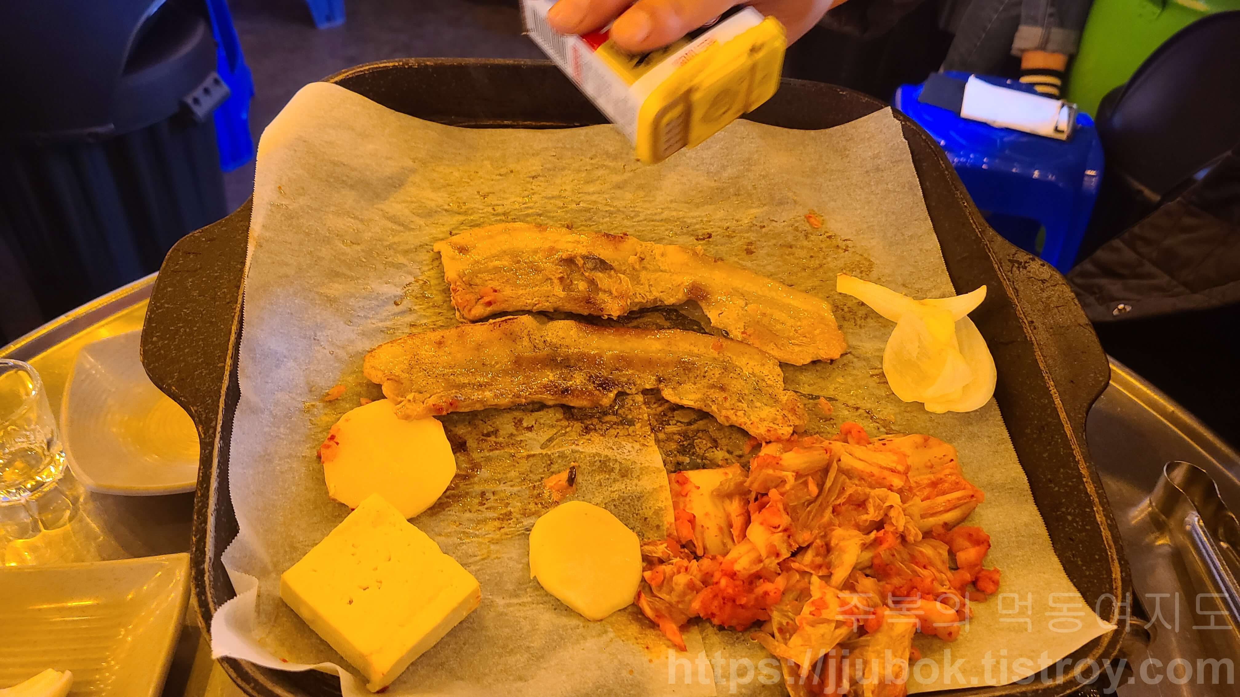 막걸리집-개코네-냉동삼겹살-후추