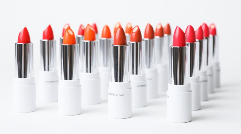 여러가지 립스틱이 정렬된 모습