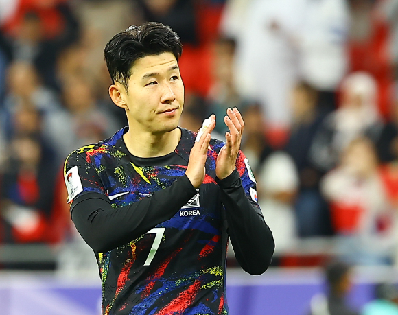 대한민국 축구 대표팀 손흥민이 지난 7일 열린 요르단과의 2023 AFC 아시안컵 4강 전 이후 대한민국 응원단에게 박수를 보내고 있다. [사진=뉴시스]