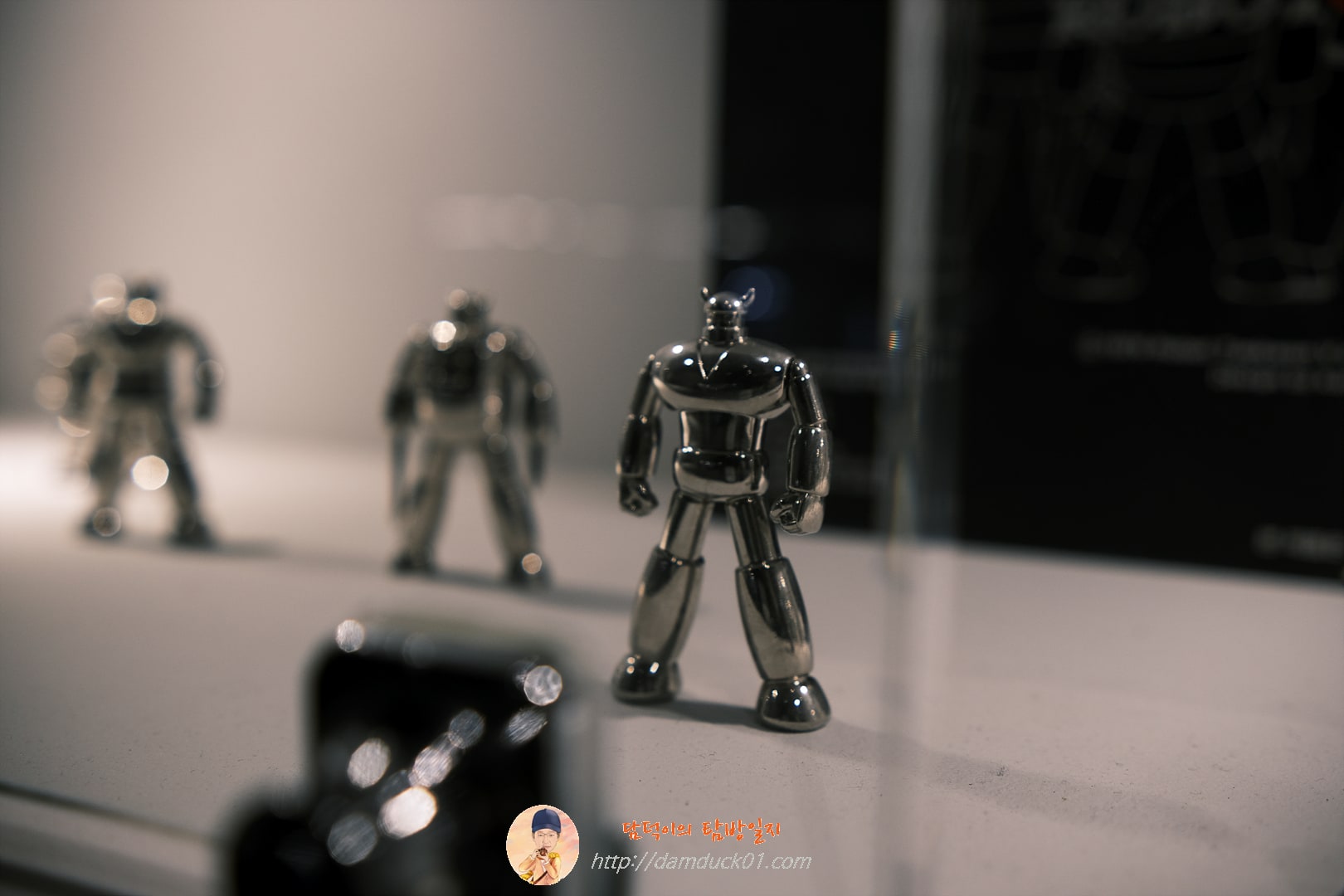 메탈 버전 태권브이 피규어들