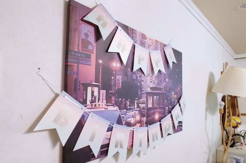 가랜드를 벽에 걸어둔 사진