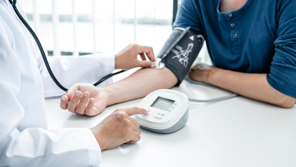 저혈압 증상 총정리: 혈압 낮을 때 나타나는 신호 7가지