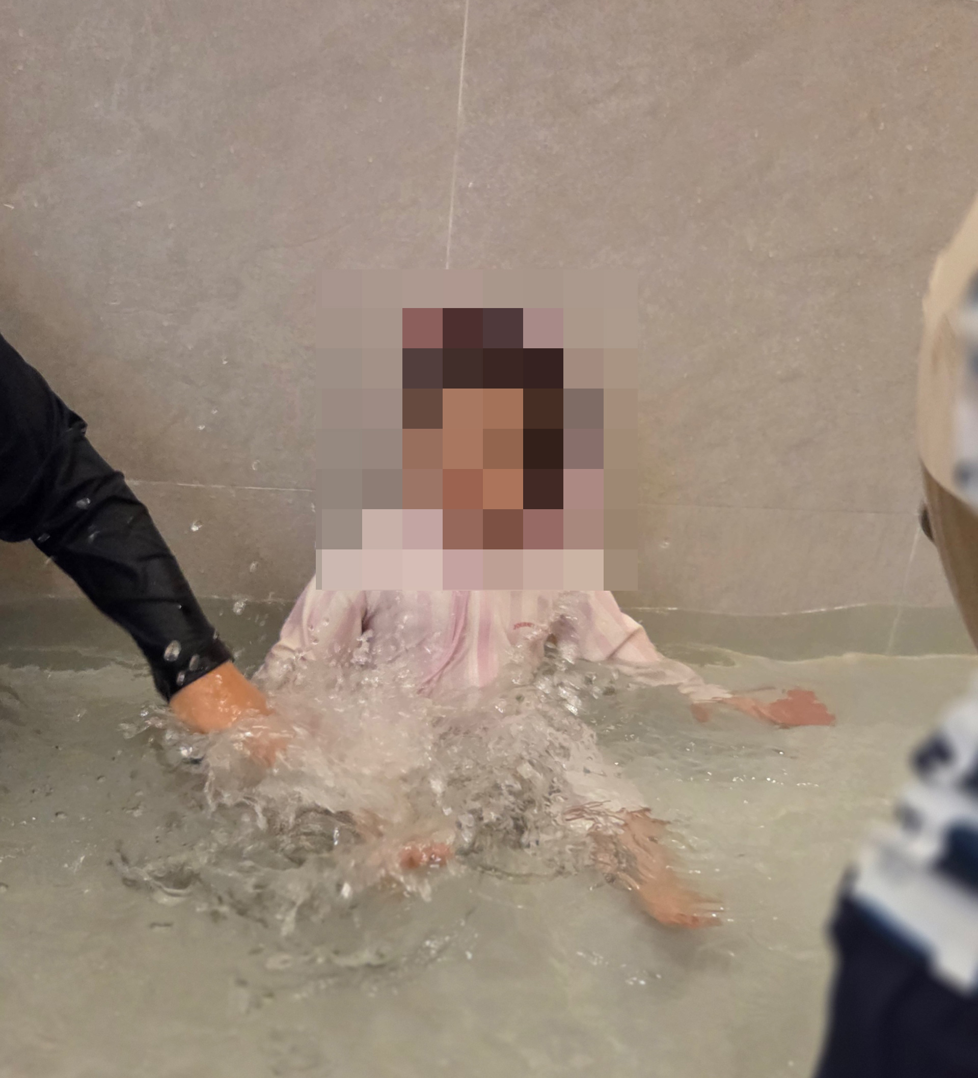 수영장에서 노는 아기