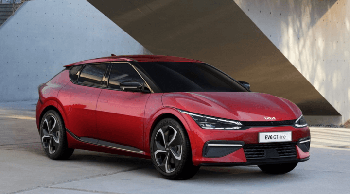 빨간색 자동차가 자동차 전시장에 전시되어 있는 모습