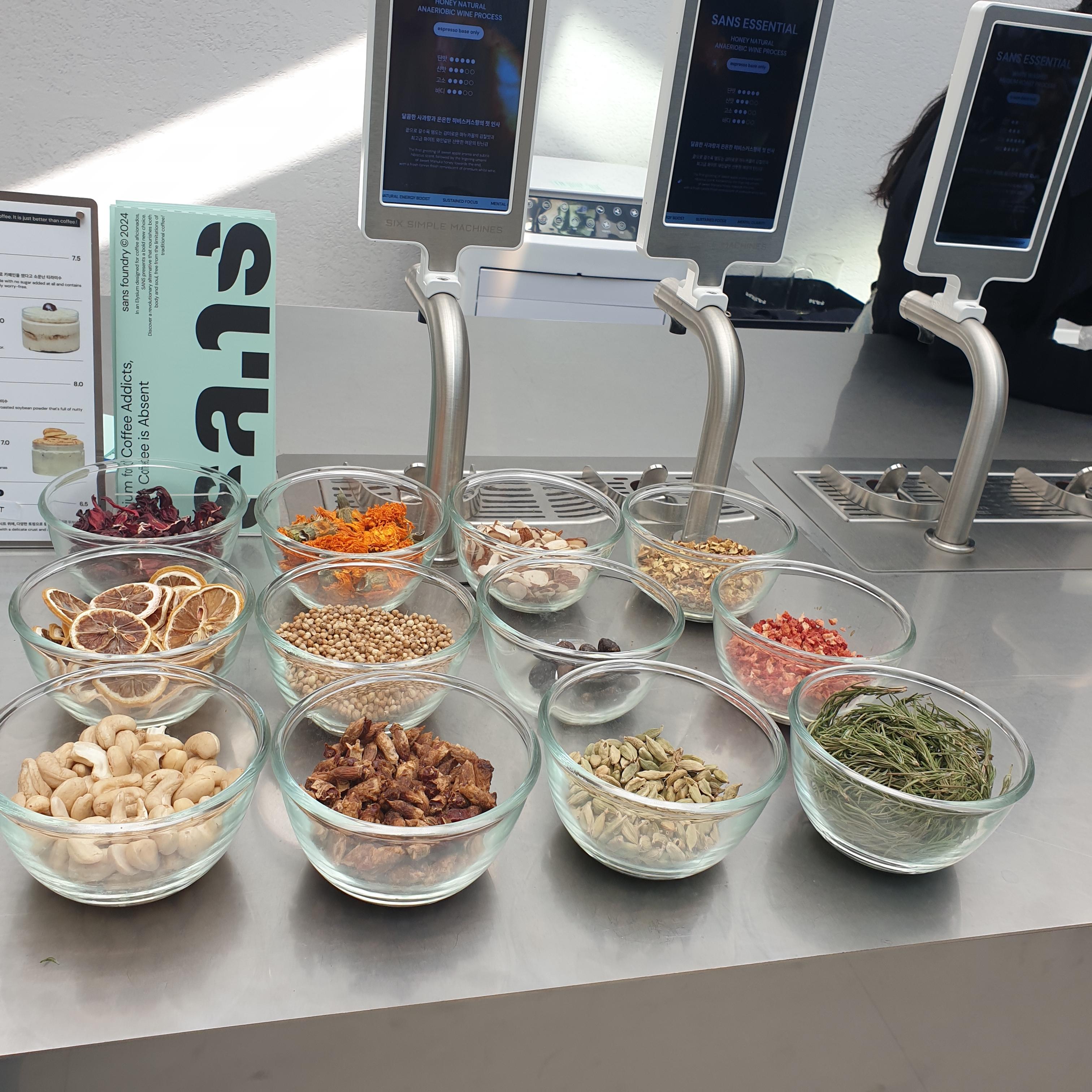 산스 커피(SANS COFFEE), 익선동 카페에서 만난 대체 커피 _음료 탭과 천연 재료들