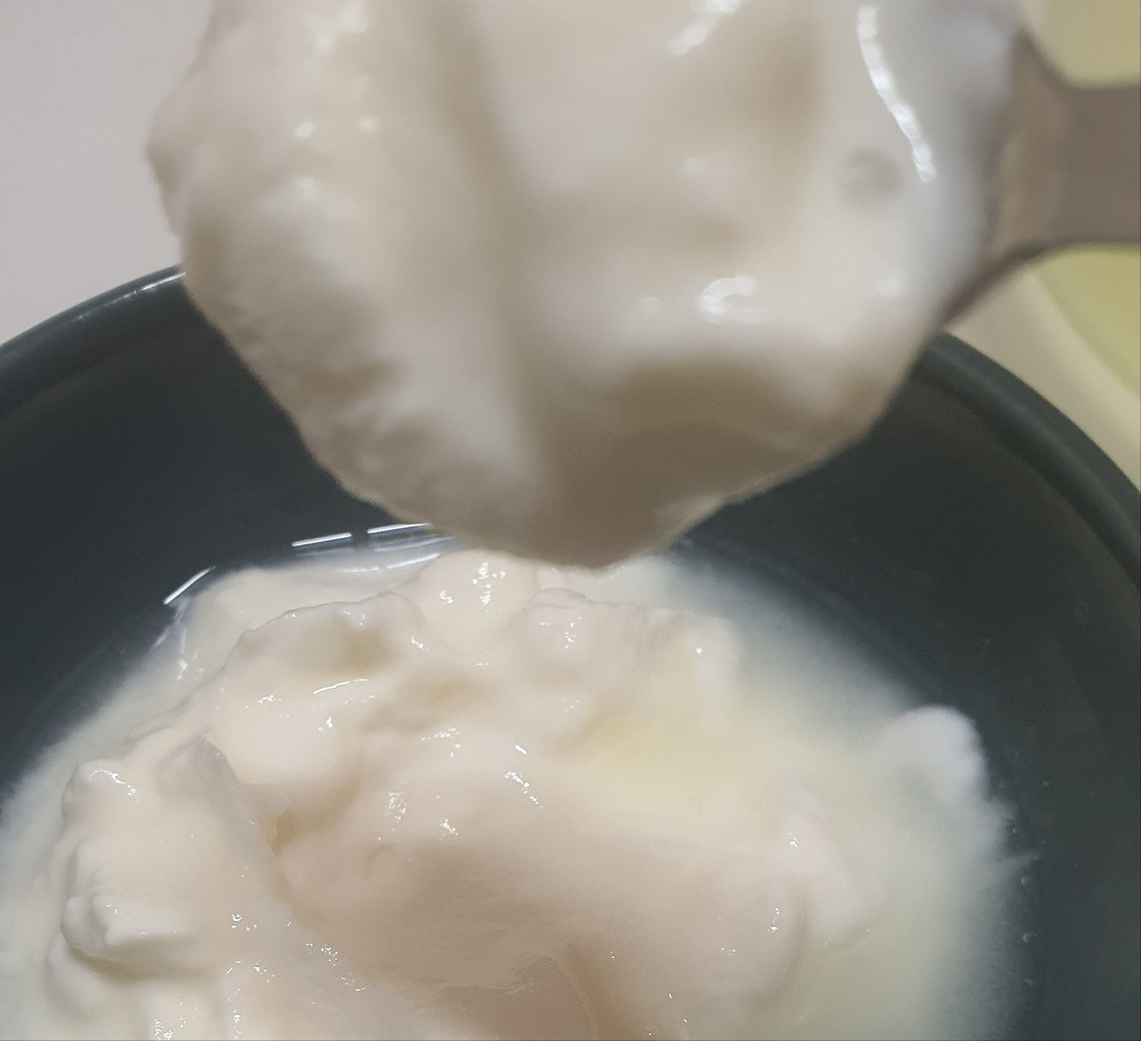 겉보기엔 굳어 보이나 떠보면 몽글한 결이 있다