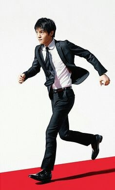회사에-늦어-양복을-챙겨입고-넥타이가-휘날리도록-빨간-카페트-위를-뛰어가는-직장인