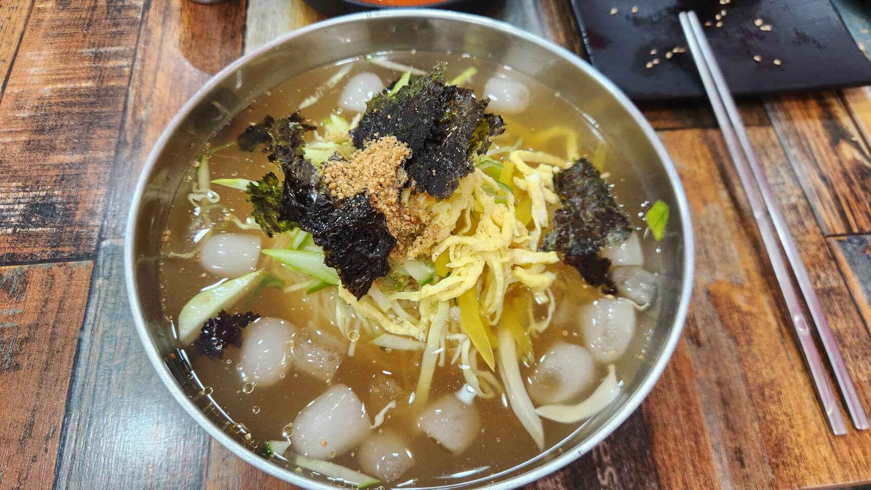오이채, 김, 달걀지단, 얼음이 들어간 냉국수