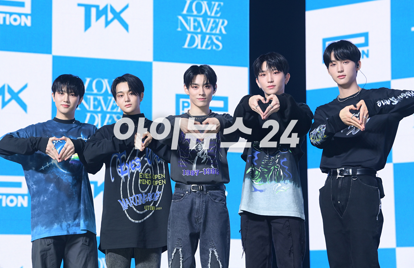 그룹 티엔엑스(TNX)가 15일 오후 서울 용산구 블루스퀘어에서 열린 TNX의 두 번째 미니앨범 '러브 네버 다이즈(Love Never Dies)' 쇼케이스에서 포토타임을 갖고 있다.