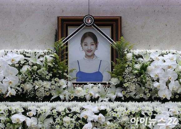 가수 고 박보람의 빈소가 차려진 지난 15일 서울 송파구 서울아산병원 장례식장에 고인의 영정사진이 놓여 있다. [사진=공동취재단]