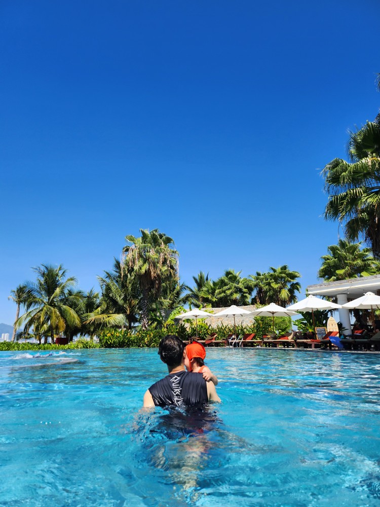 수영장의 아이와 아빠