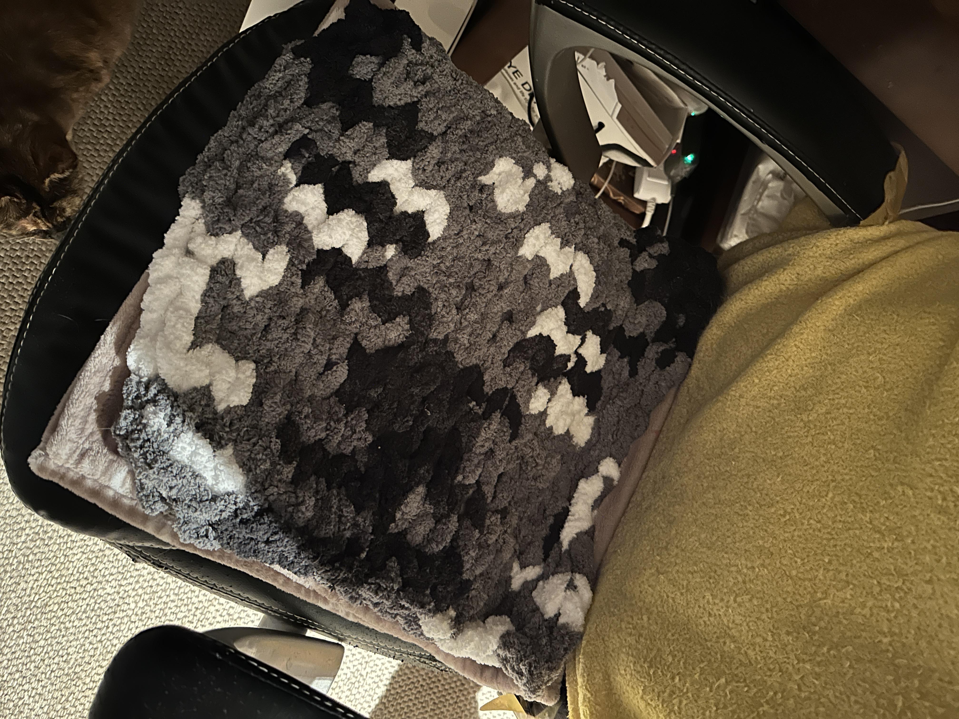 화장실방_의자_위에_깔아둔_청키수면사_방석