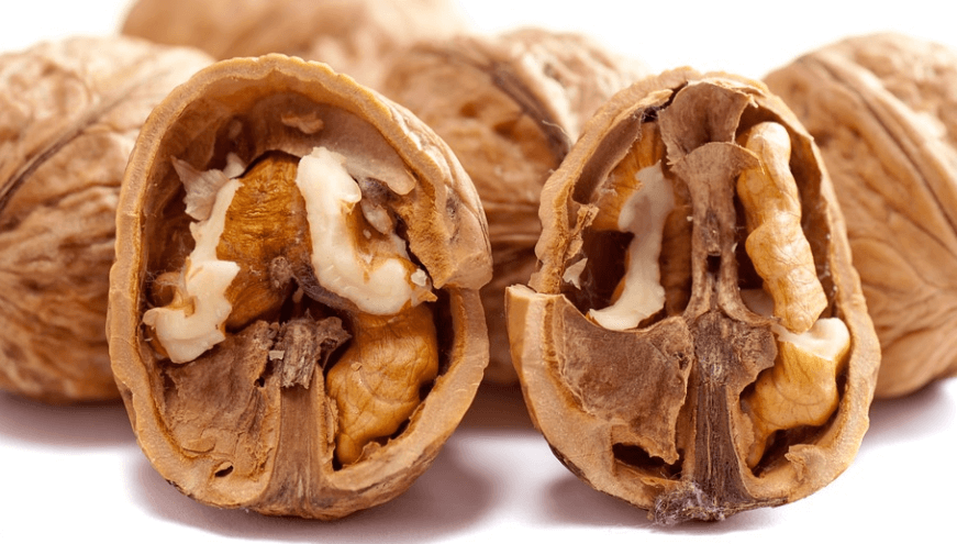 반으로 갈라져 있는 호두