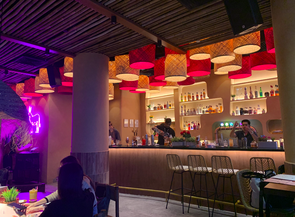 Bar와 야외 테이블