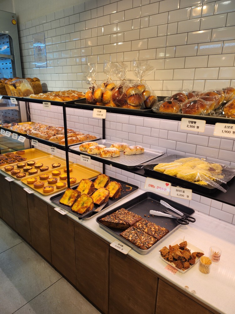 매장 안 빵 진열대