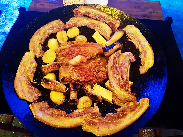 솥뚜껑 닭볶음탕 참나무 장작 솥뚜껑 묵은지 삼겹살 원주 맛집 추천