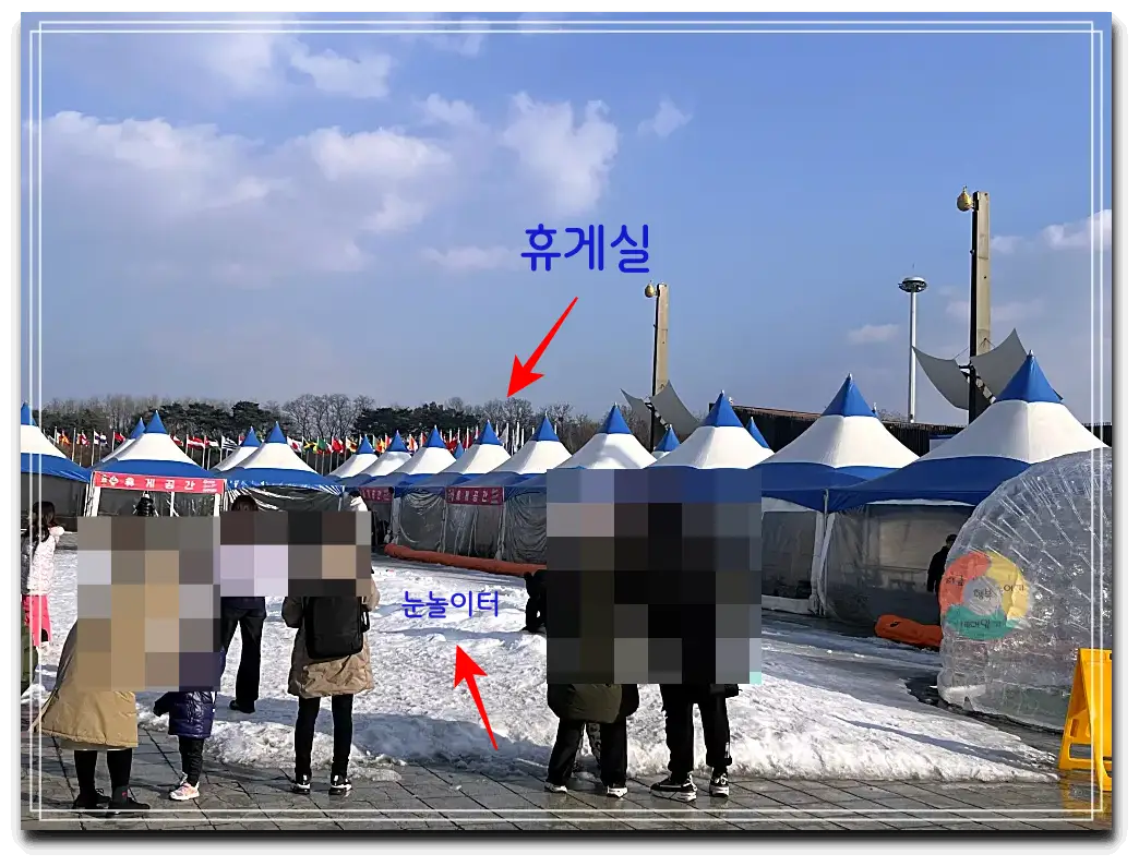 눈썰매장_휴게실-눈놀이터-파란하늘-비닐텐트-눈밭