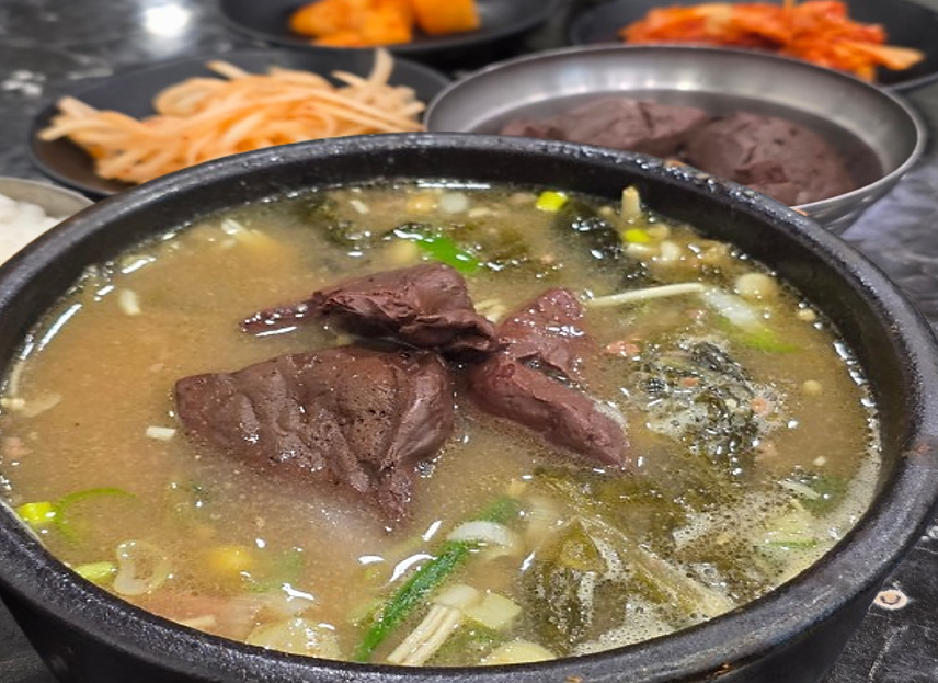 부드럽고 탱글탱글한 선지를 해장국에 넣은 모습