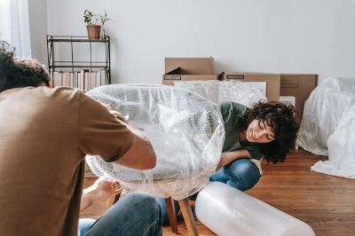 포장 이사를 쌓고 있는 부부