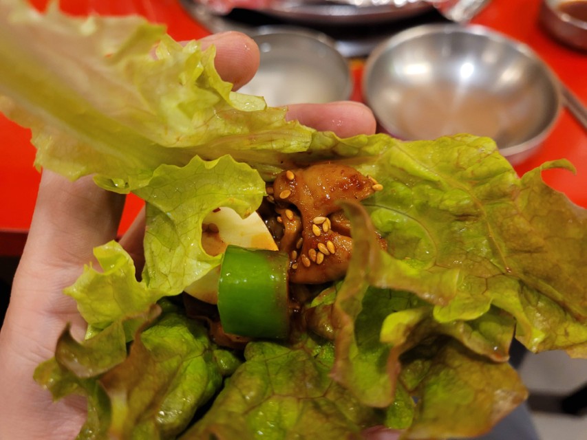 야채곱창 상추쌈 곱창 쌈 먹는 모습