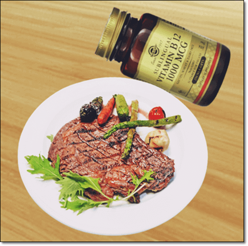 접시에 담긴 소고기와 비타민b12 보충제