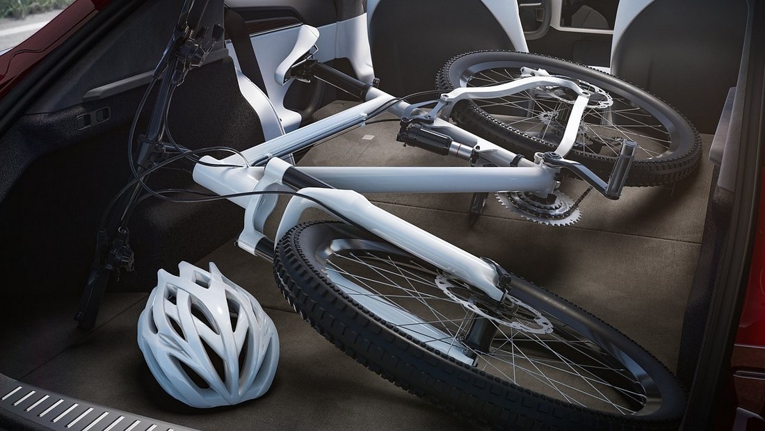 테슬라 모델S 23년형 모델 실내 2열 시트 폴딩후 자전거 수납 사진 출처 다음자동차