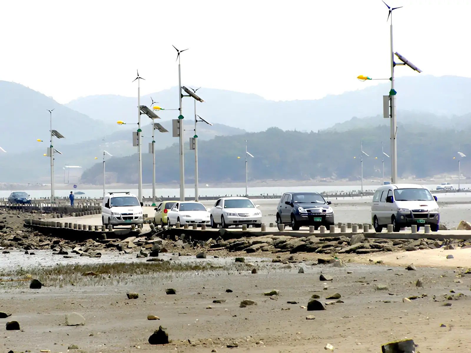 물때 시간에 맞춰 바닷길로 이동하는 차량