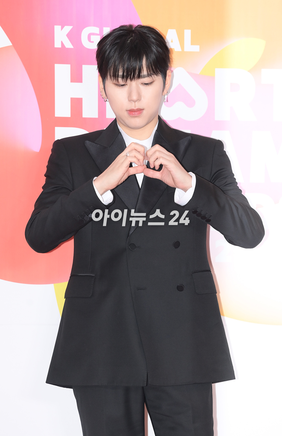 가수 지코가 10일 오후 서울 송파구 올림픽공원 케이스포돔(KSPO DOME)에서 열린 &#39;2023 K글로벌 하트 드림 어워즈&#39; 레드카펫 행사에 참석하고 있다. [사진=정소희 기자]