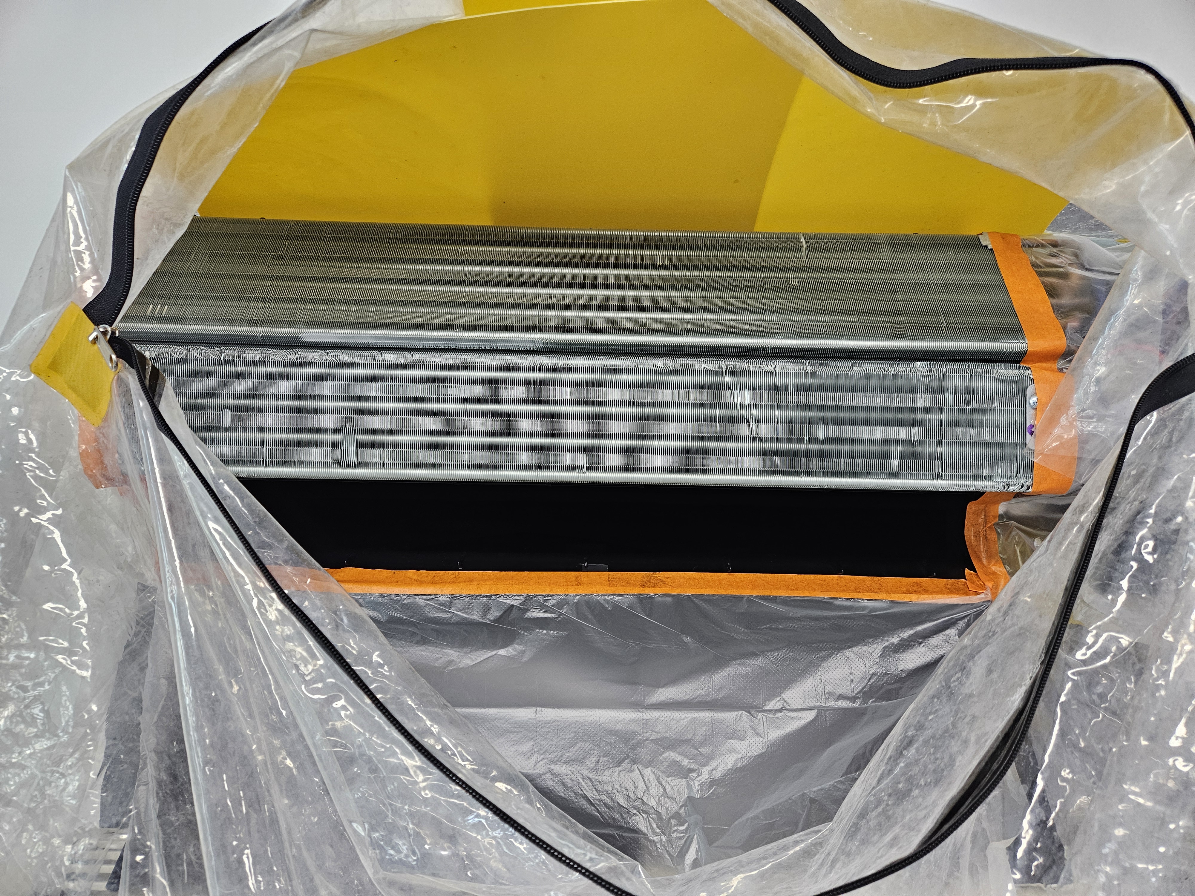 보양작업과 비닐가대를 마친 청소 전 벽걸이에어컨