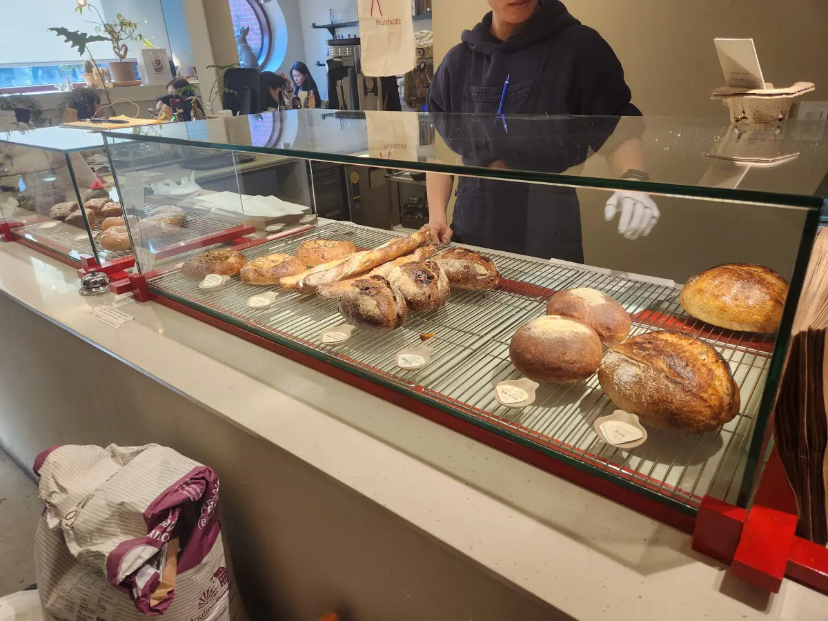 서울-종로-서촌-프랑스-빵-맛집-빵지순례-마사마드레-판매중인-빵들-쇼케이스
