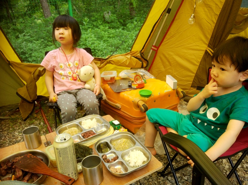 집에서쓰던 후라이팬과 식판으로 만든 첫 캠핑식사