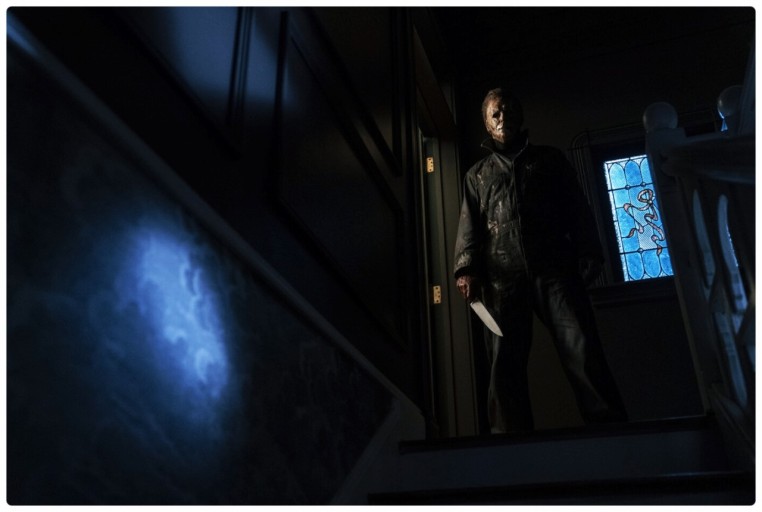 칼을 들고 서 있는 마이클 마이어스의 모습