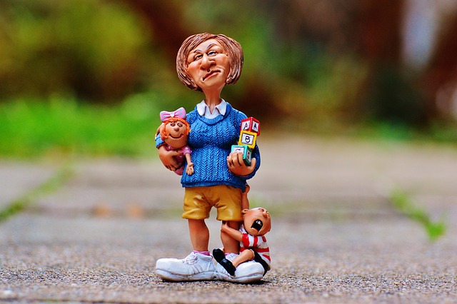 찡그린 표정의 교사와 어린이 사진