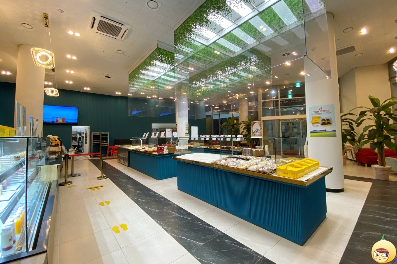 애월빵공장 가산점 1층 빵 진열대 전경