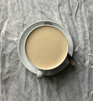 미숫가루를 우유에 타서 만든 미숫가루 라떼.