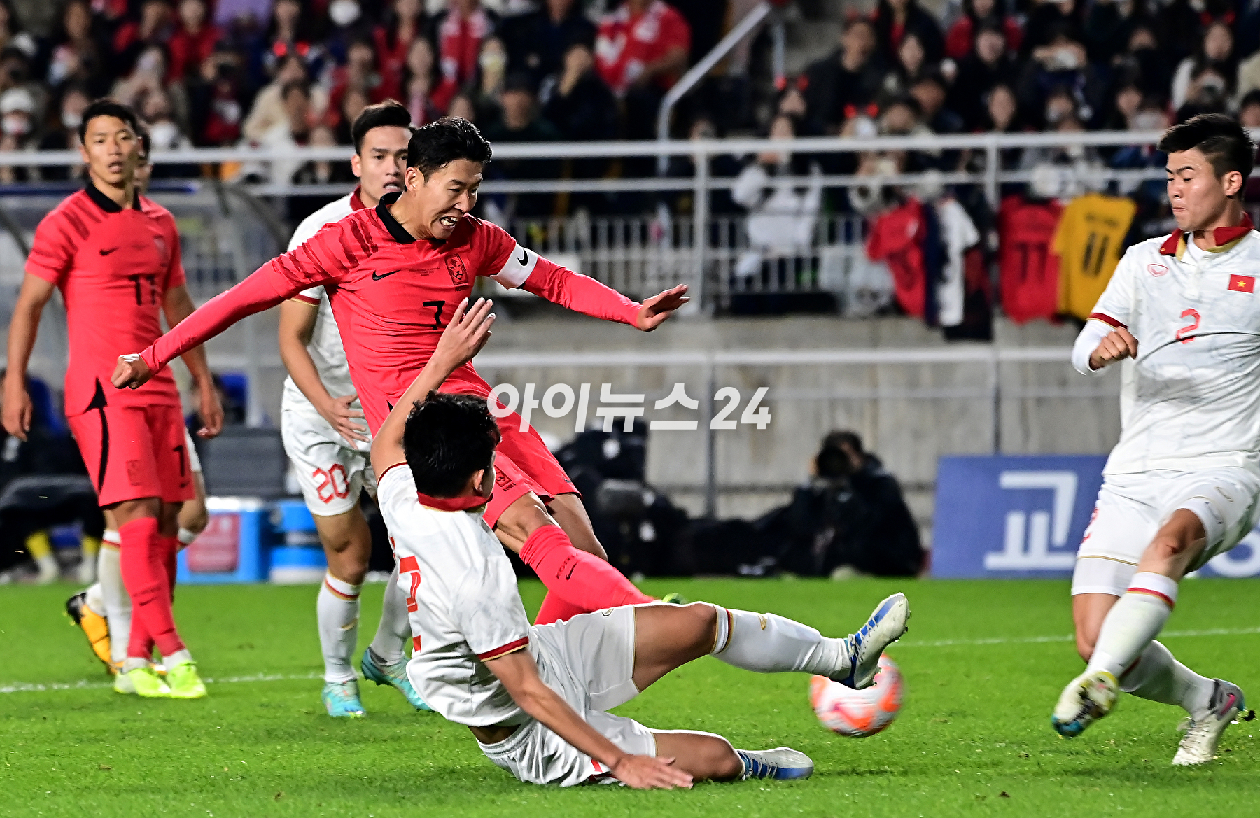 클린스만 감독이 이끄는 한국 축구대표팀은 17일 수원월드컵경기장에서 열린 베트남과 평가전에서 6-0 대승을 거뒀다.손흥민이 팬들에게 인사를 하고 있다. [사진=곽영래 기자]