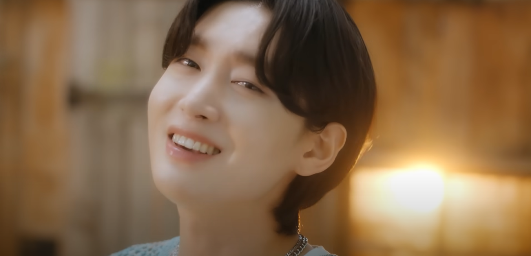 밝은 배경에 노래하는 김용빈