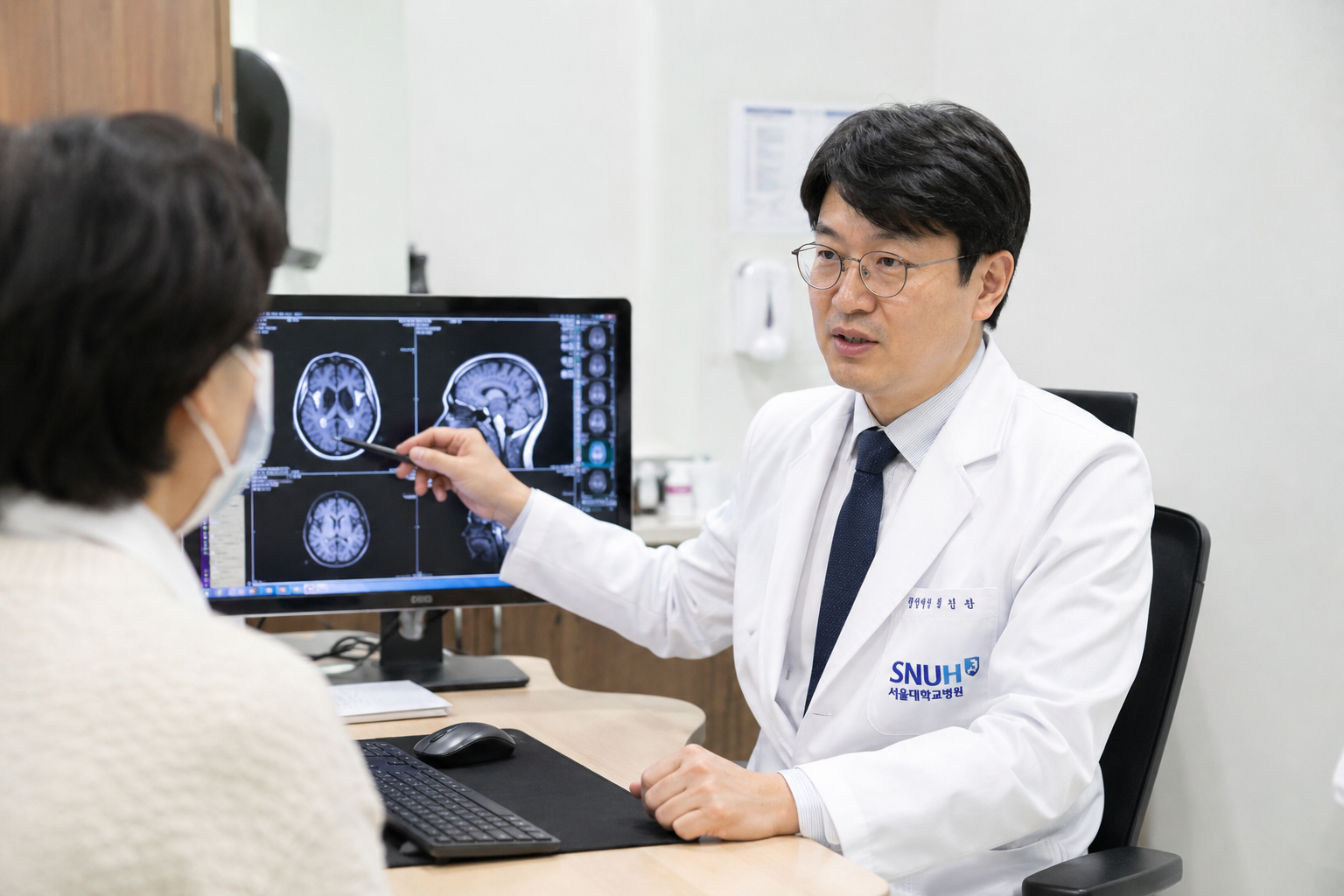 신경과 전문의가 MRI 결과를 바탕으로 환자에게 진단을 설명하는 장면
