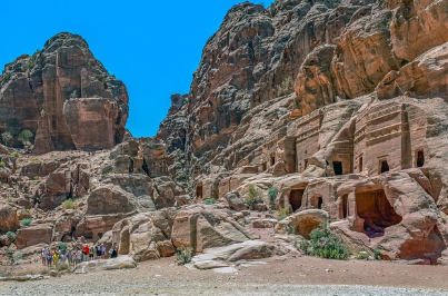 페트라 (Petra): 사막 속의 장엄한 암석 도시