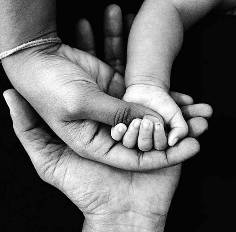 부모의-손이-신생아의-손을-잡은-모습