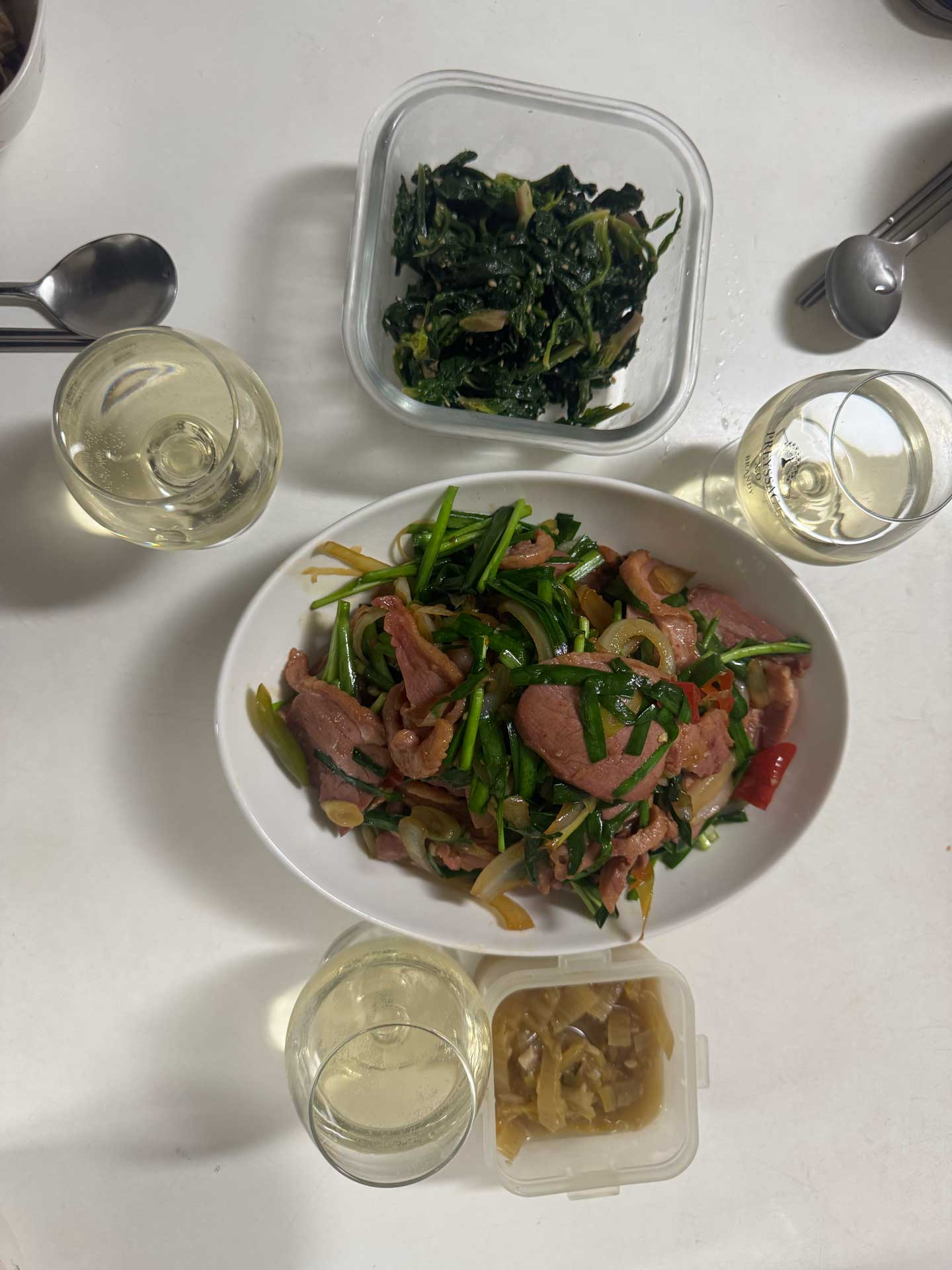 화이트 와인과 오리고기