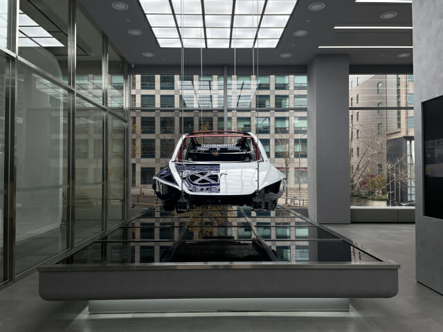 테슬라에 전시된 모델3 차체. 명칭은 바디인화이트(BIW)